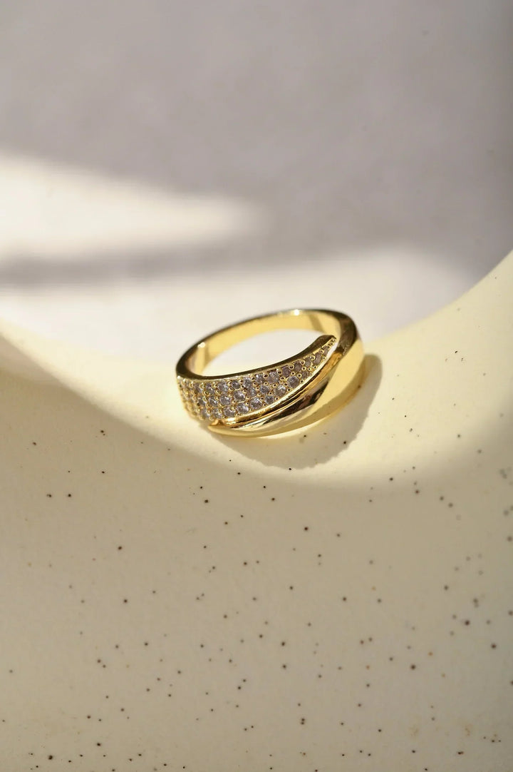 Alpenfeld | Eleganter Goldring mit funkelnden Steinen (1 kaufen, 1 gratis dazu)