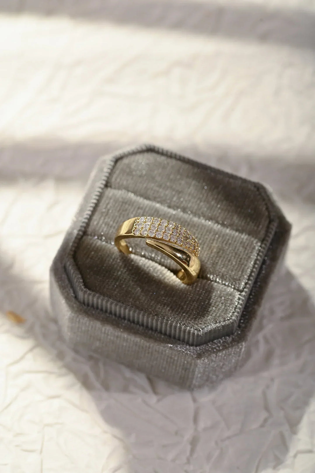 Alpenfeld | Eleganter Goldring mit funkelnden Steinen (1 kaufen, 1 gratis dazu)